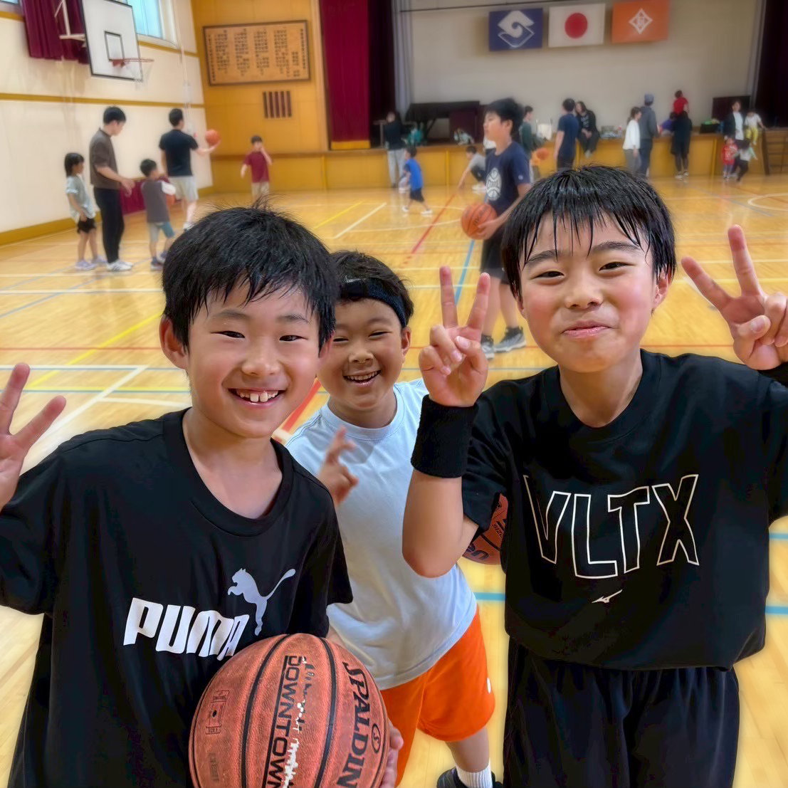 ピースサインをする子どもたち