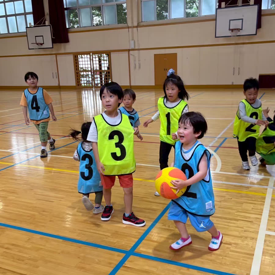 ゲームを楽しむ子どもたち